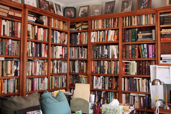 Книжные стеллажи в библиотеке