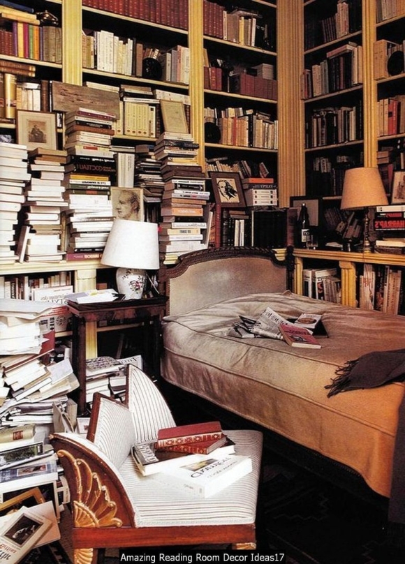 Спальная комната с книгами