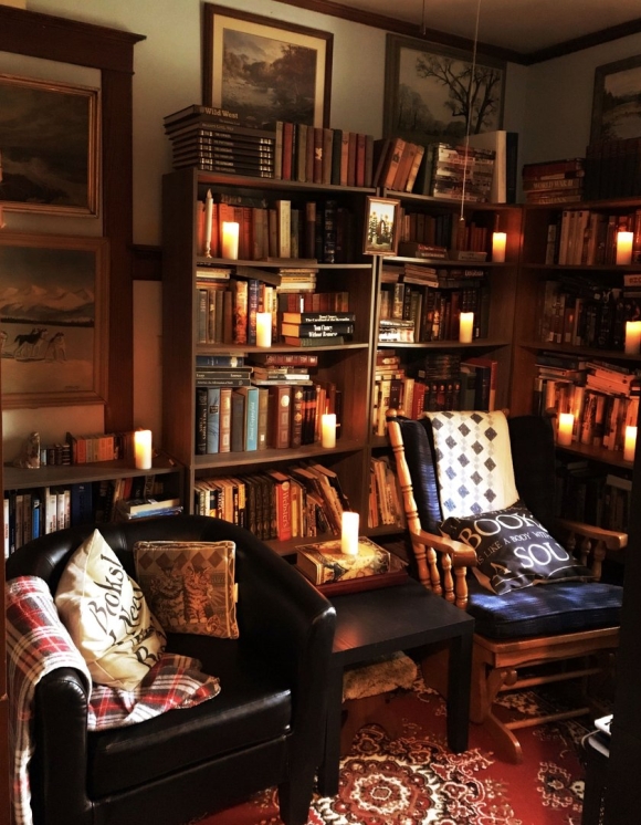 Комната с книжными полками