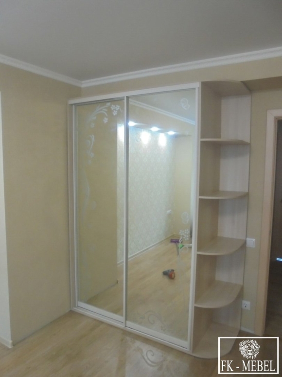 Белый шкаф купе с зеркалом в спальню