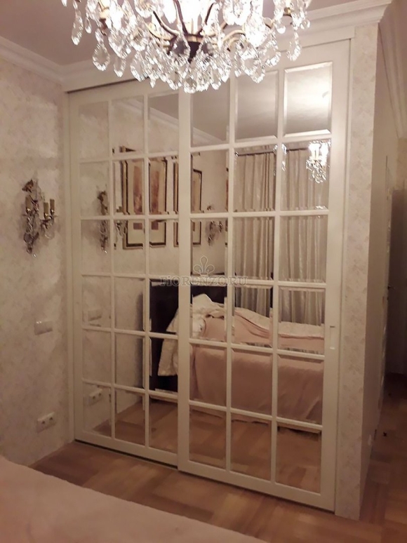 Зеркальный шкаф с раскладкой