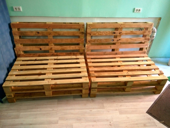 Диван из поддонов с подлокотниками