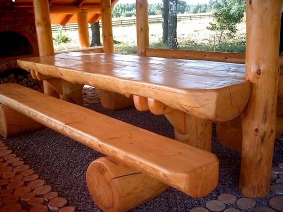 Стол и лавки из бревна