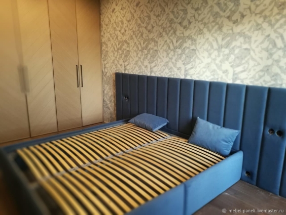 Кровать с мягкими панелями