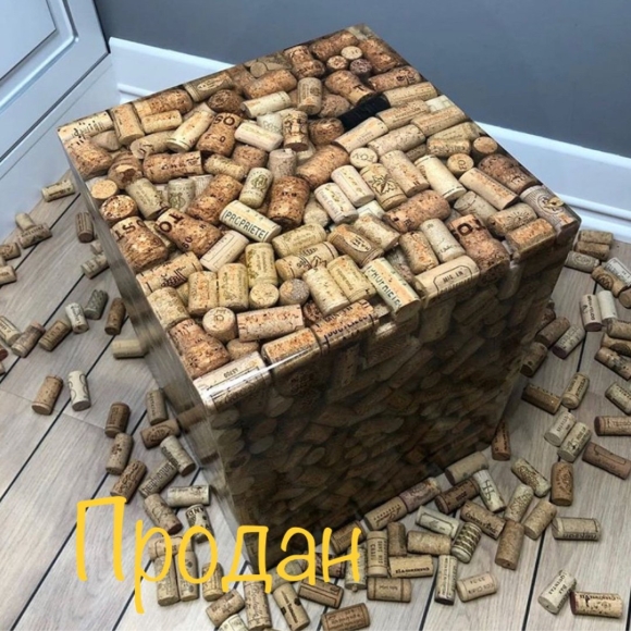 Стол из винных пробок