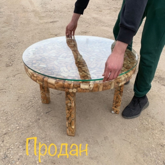 Столик из пробок и эпоксидной смолы