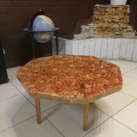 Столешница из винных пробок и эпоксидной смолы