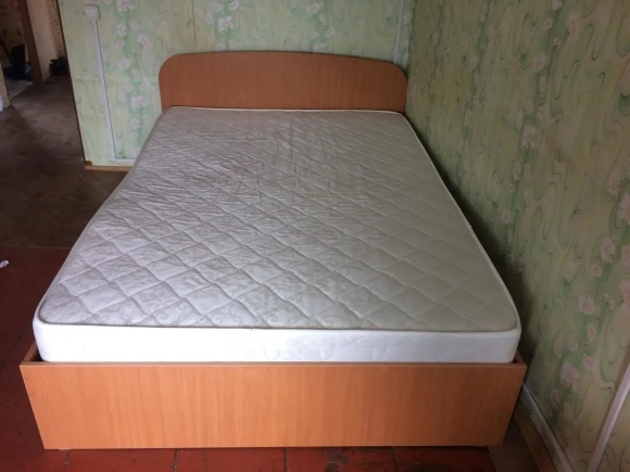Кровать с матрасом