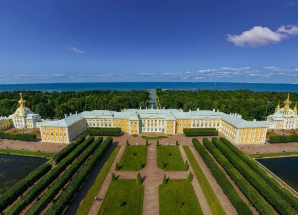 Императорский дворец в Петергофе