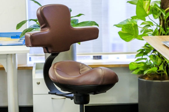 Кресло Saddle Office Chair West Elm