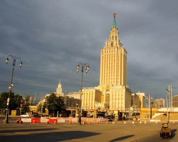 Сталинская высотка в Москве гостиница Ленинградская
