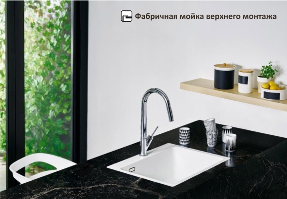 Черная мойка на белой столешнице
