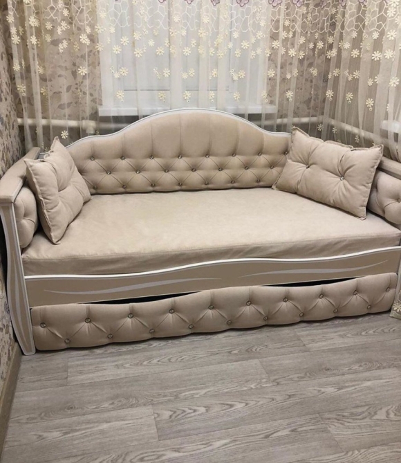 Кровать тахта с каретной стяжкой