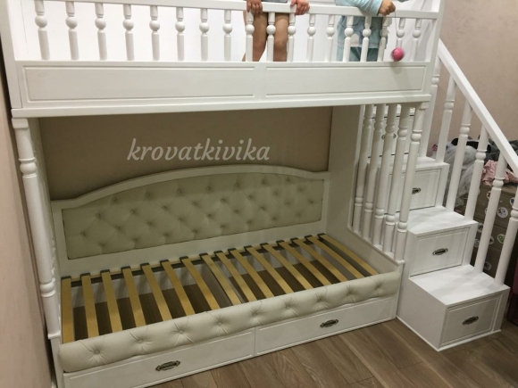 Двухъярусная кровать с каретной стяжкой