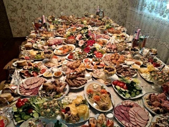 Шикарный стол с едой