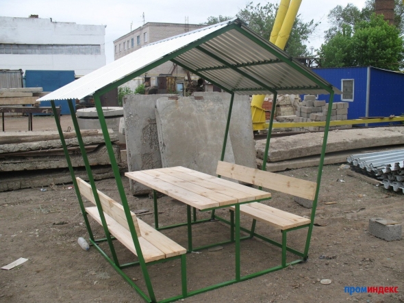 Беседка со столом и скамейками