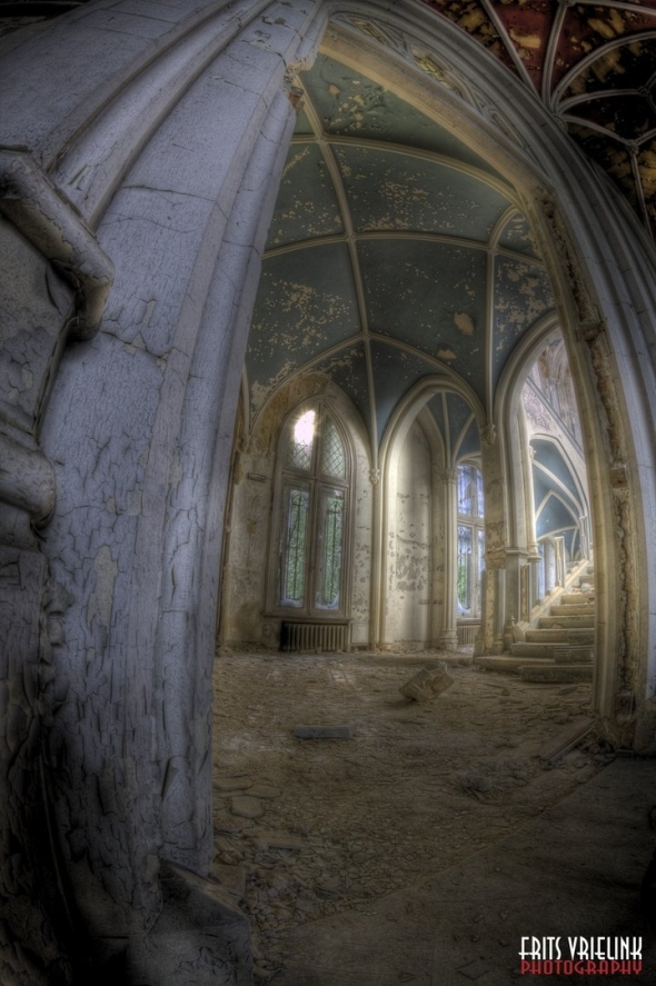 Заброшенный замок chateau miranda
