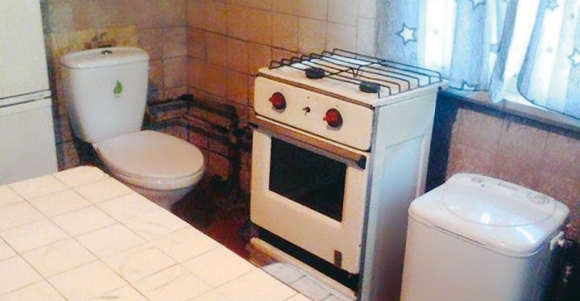 Квартира студия с унитазом на кухне