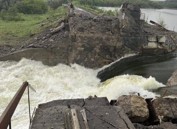 Дамба водохранилища