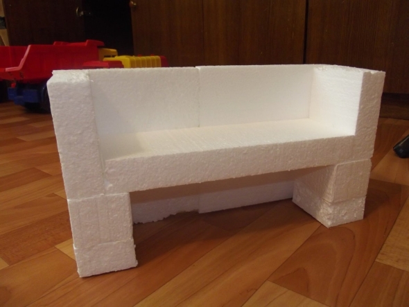 Кукольный диван из пенопласта