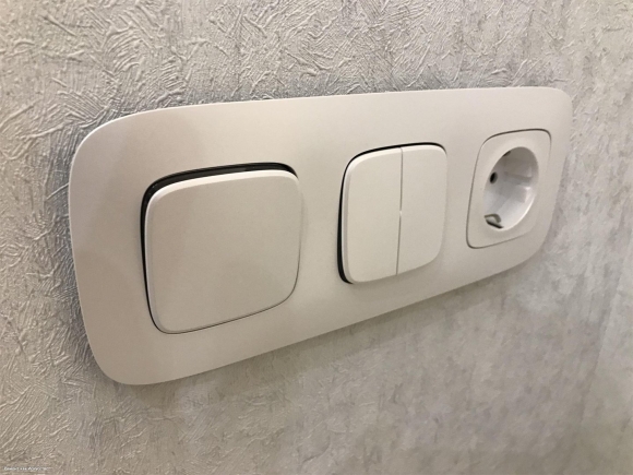 Розетка Legrand Valena Allure