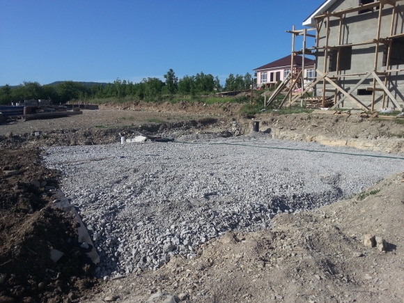 Песчано щебеночная подушка под фундамент