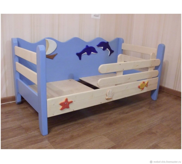 Мишка в кроватке
