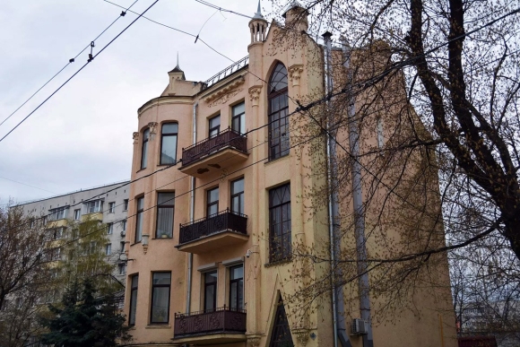 Дом с башенкой