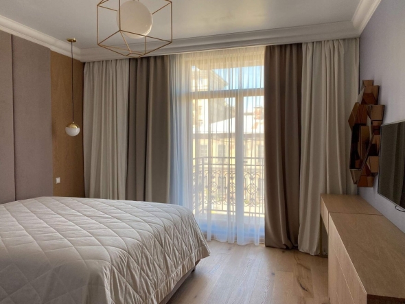 Шторы в спальне современном стиле