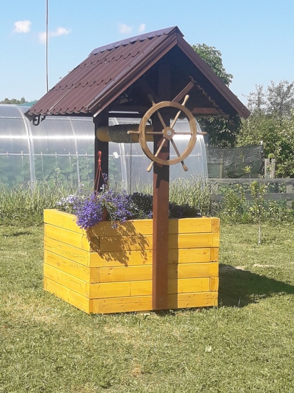 Декоративные колодцы из дерева для сада
