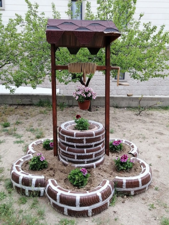 Колодец декоративный для сада из шин