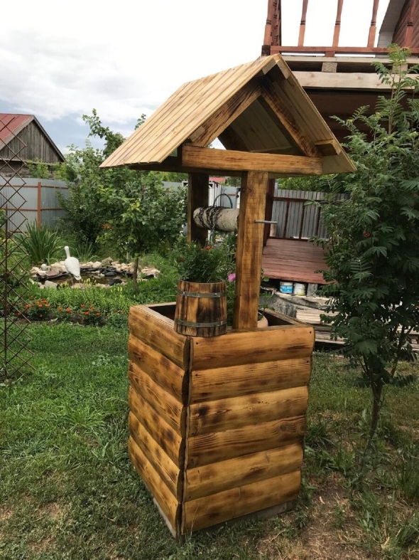 Декоративный колодец для сада из дерева
