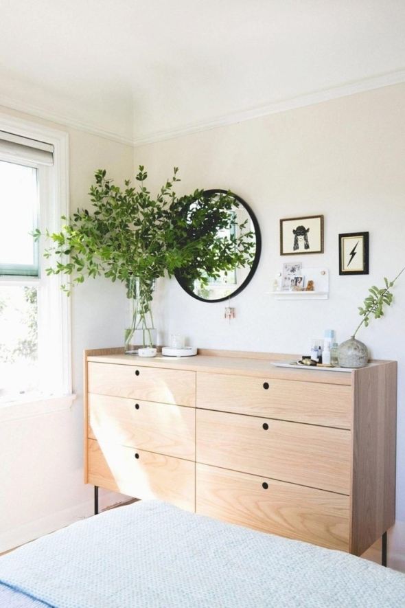 Зеркало над комодом