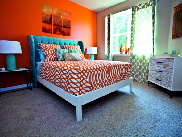 Спальня в оранжевых тонах