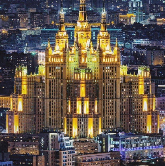 Сталинская высотка рядом с Москоу Сити