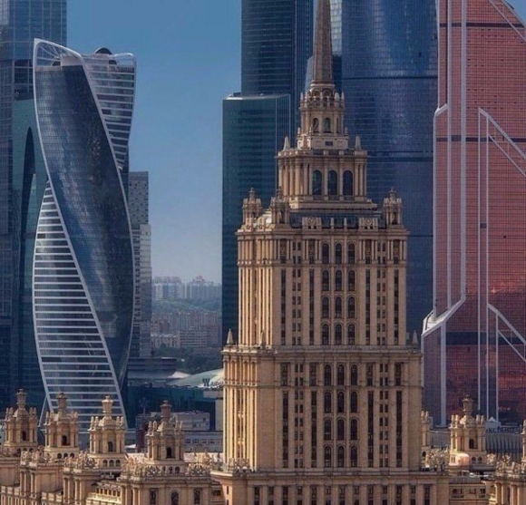 Сталинская высотка около Москва Сити