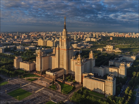 Главное здание МГУ сверху