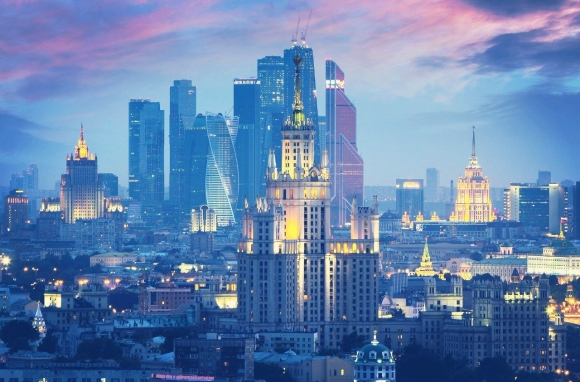 Сталинская высотка на фоне Москва Сити