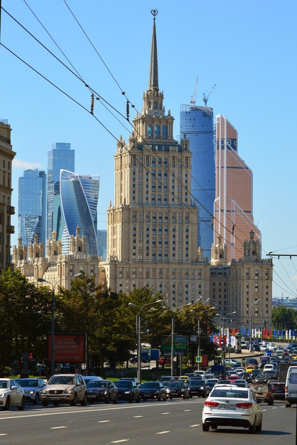 Сталинская высотка рядом с Москоу Сити