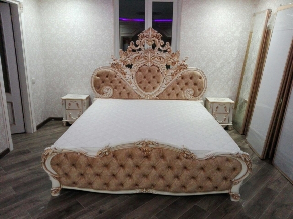 Спальный гарнитур резной