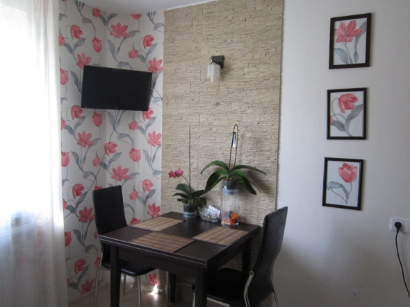 Стена на кухне возле стола варианты оформления