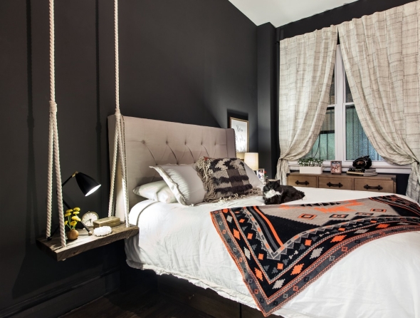 Черные шторы в интерьере спальни