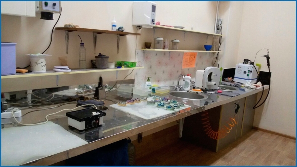 Гипсовочная комната в зуботехнической лаборатории