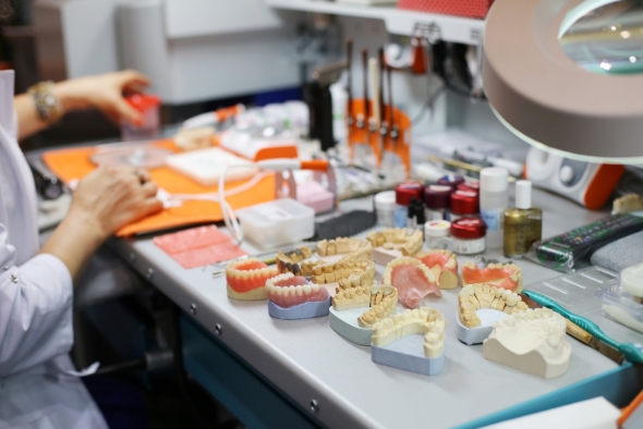 Зубной техник