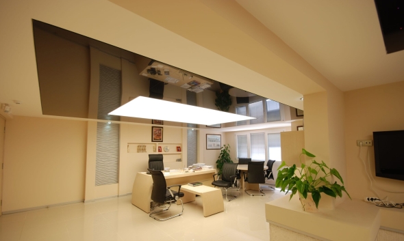 Натяжной потолок в офисе