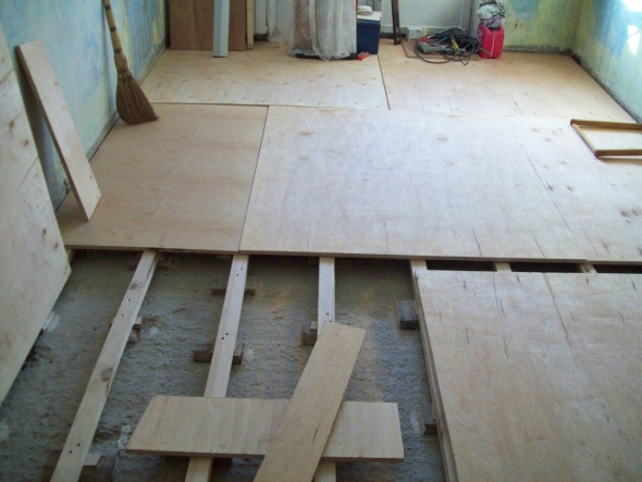 Пол из фанеры по лагам