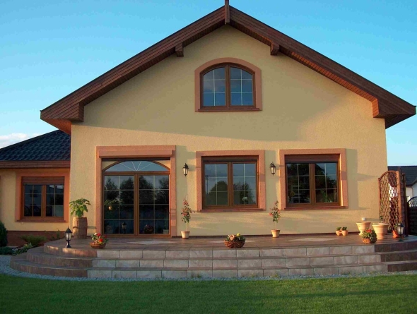 Фасадные окна в частном доме