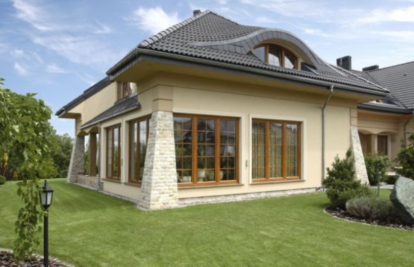 Дом с большими окнами