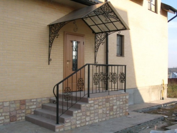 Крыльцо для частного дома с навесом