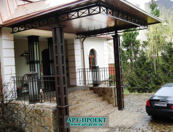 Навес над крыльцом на столбах